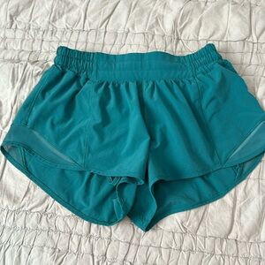 Lululemon low rise hotty hot short 2.5 inch size 6
